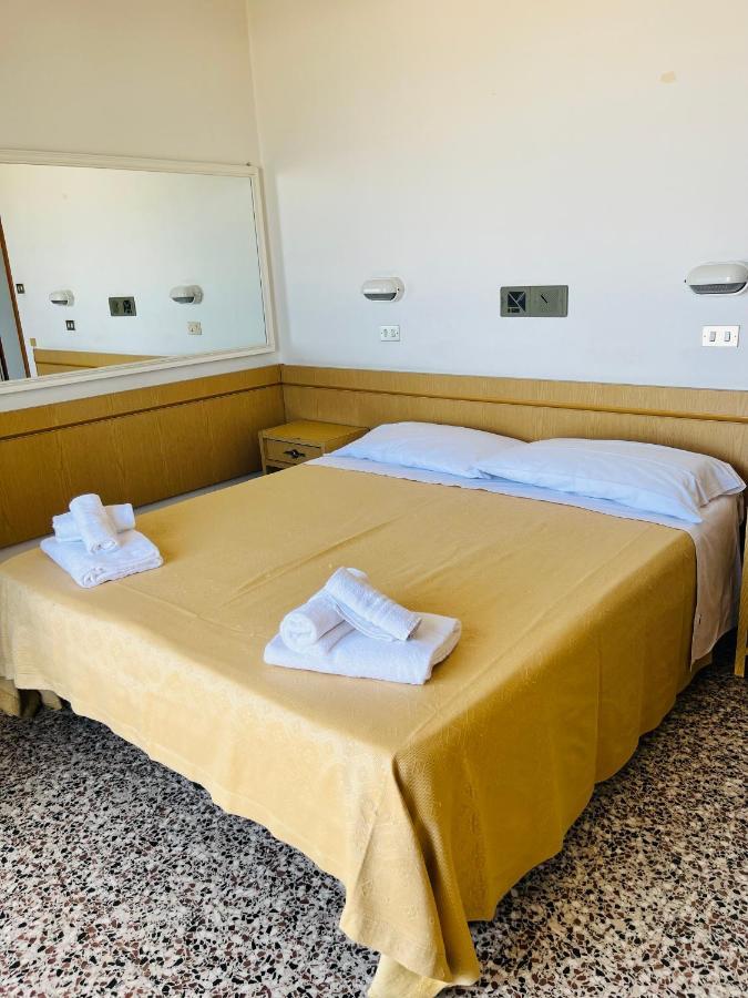 Hotel Columbia Frontemare 里米尼 外观 照片