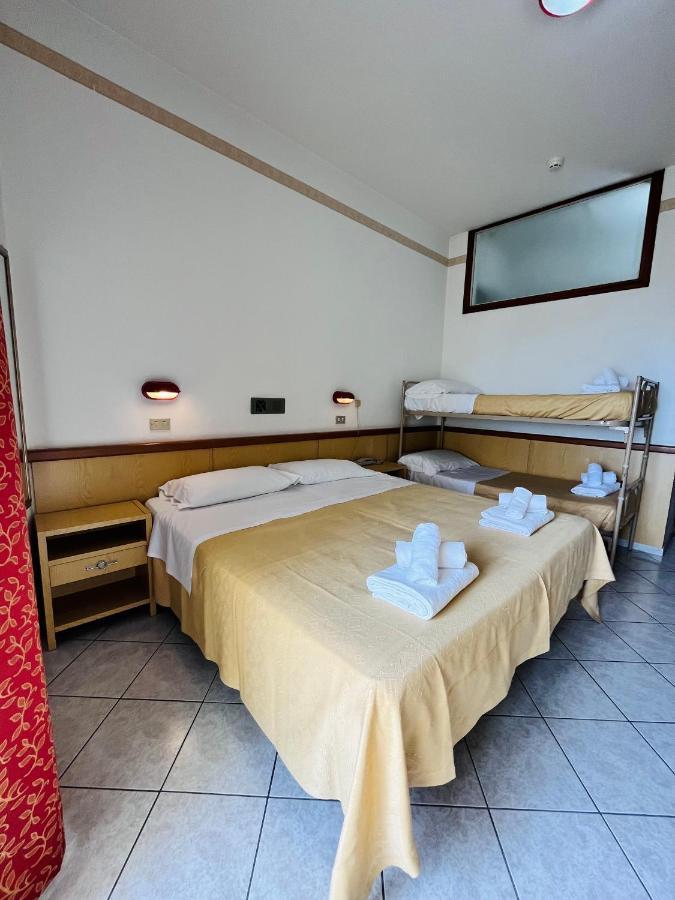 Hotel Columbia Frontemare 里米尼 外观 照片