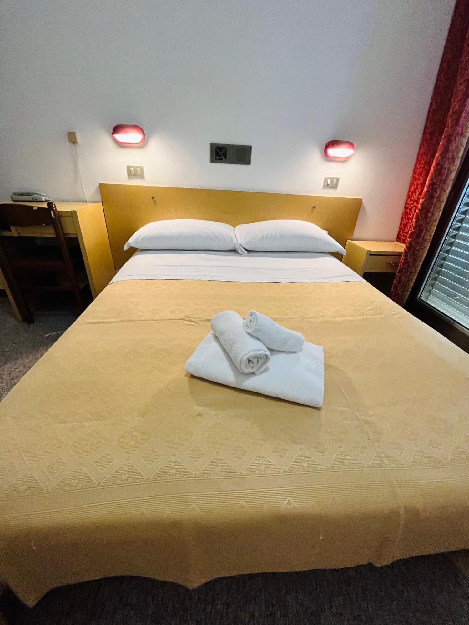 Hotel Columbia Frontemare 里米尼 外观 照片